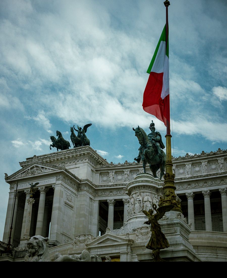 Bandera italiana sobre el monumento a Víctor Manuel II en Roma