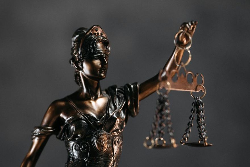 Estatua de la justicia con su balanza